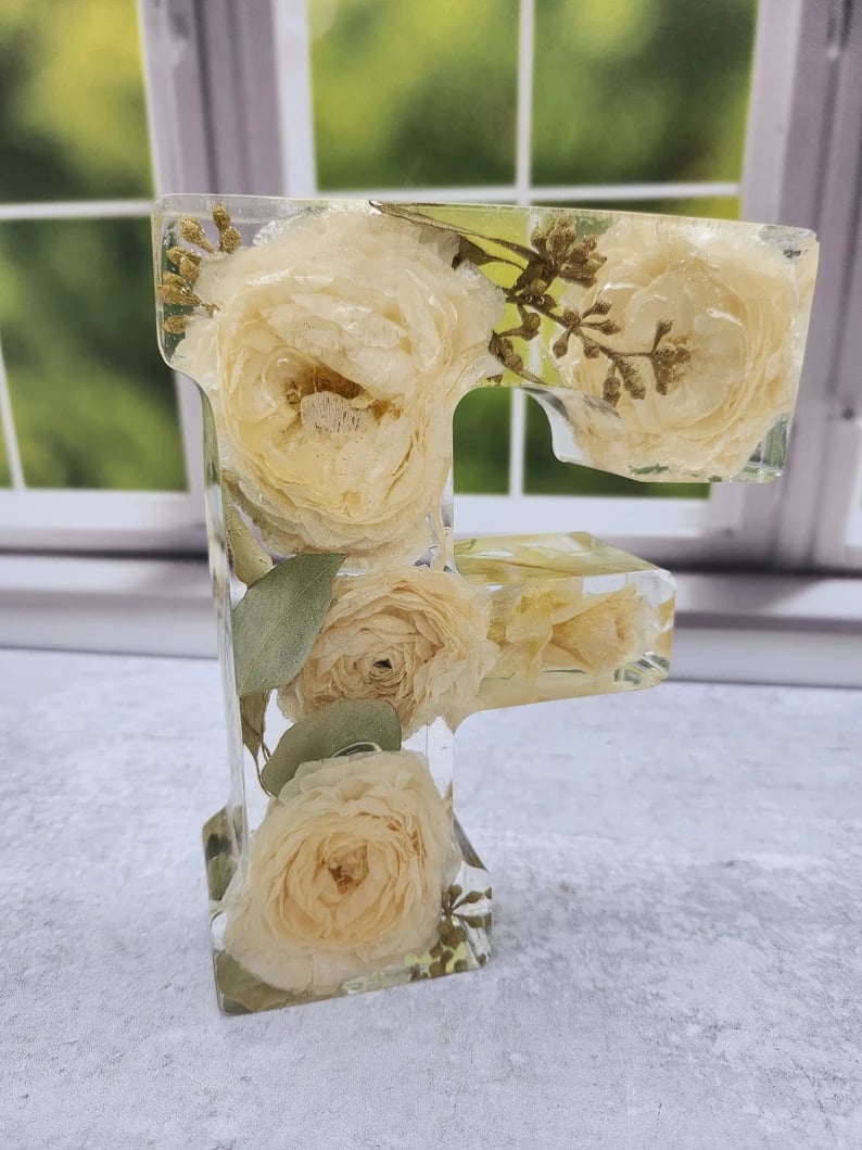 Håndlavede LED-resinbogstaver med blomster