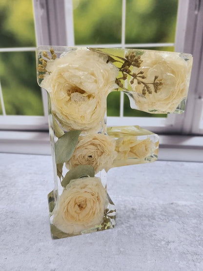 Håndlavede LED-resinbogstaver med blomster