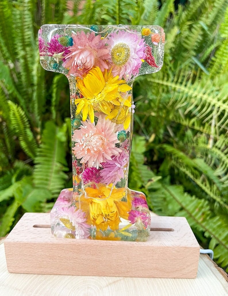 Håndlavede LED-resinbogstaver med blomster