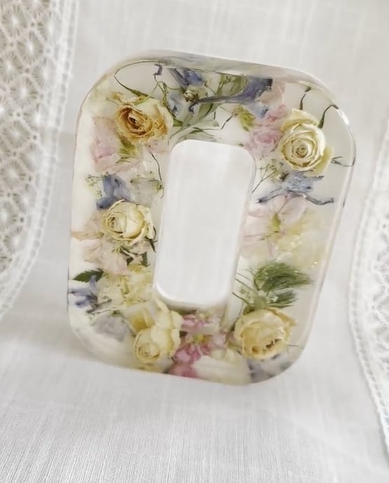Håndlavede LED-resinbogstaver med blomster