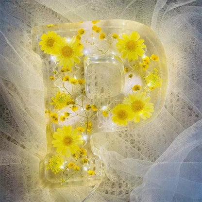 Håndlavede LED-resinbogstaver med blomster