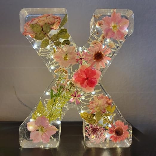 Håndlavede LED-resinbogstaver med blomster