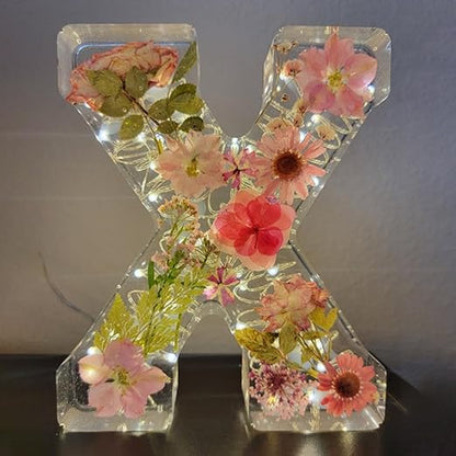 Håndlavede LED-resinbogstaver med blomster