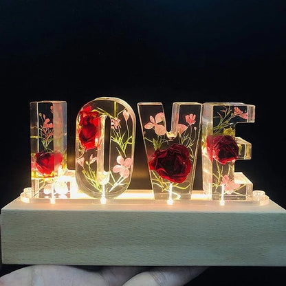 Håndlavede LED-resinbogstaver med blomster