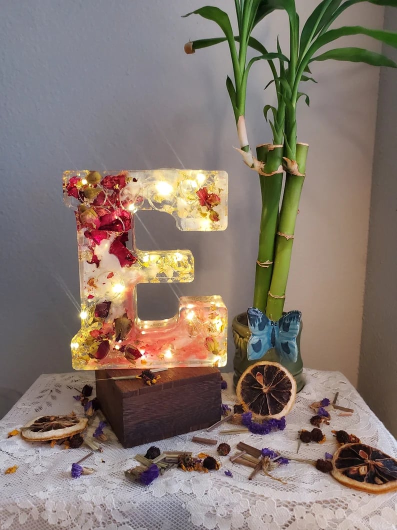 Håndlavede LED-resinbogstaver med blomster