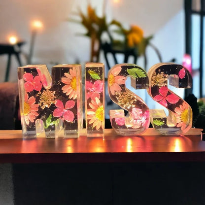 Håndlavede LED-resinbogstaver med blomster