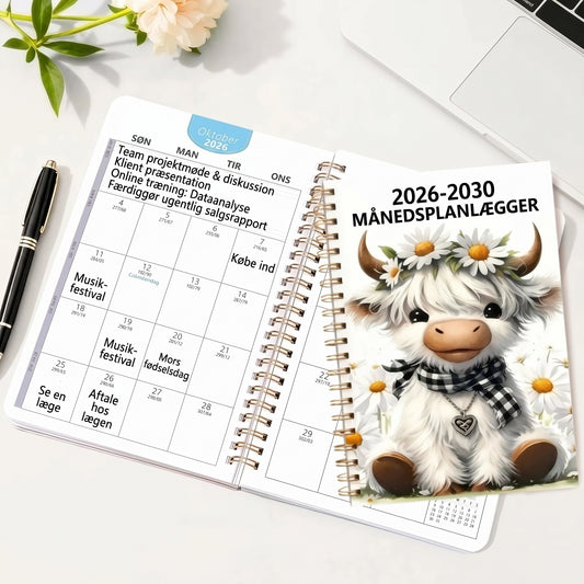 Femårig A5-månedskalender 2026–2030 med skotsk højlandskvæg-design