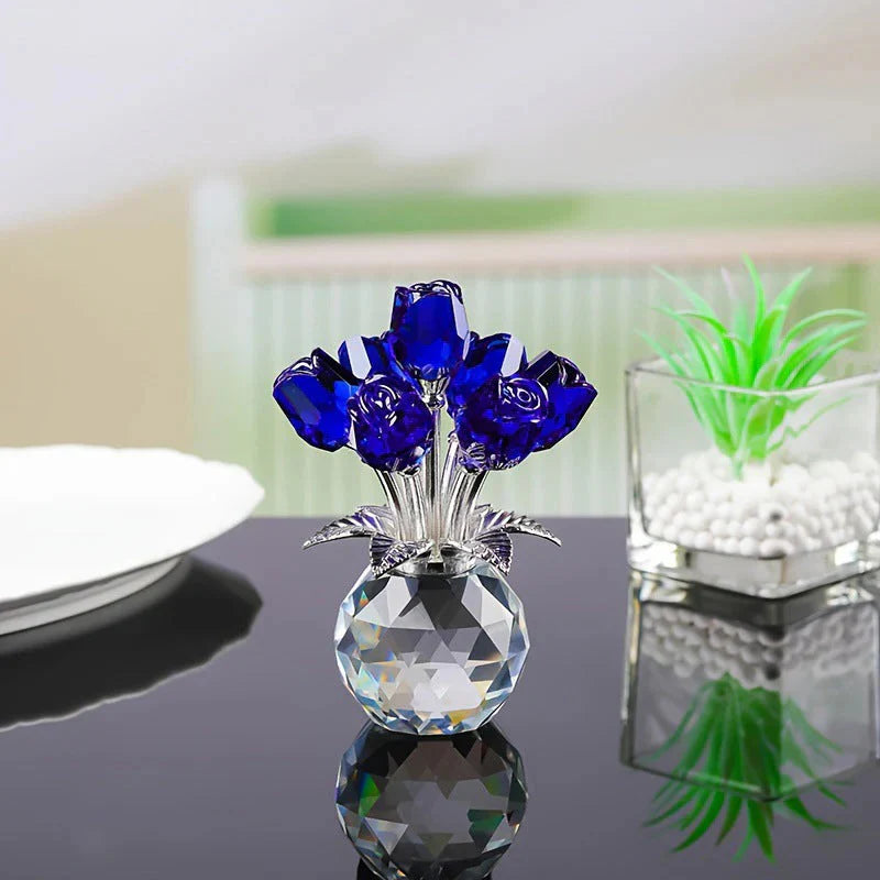 Farverig krystalrose-samlefigur med vase
