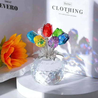 Farverig krystalrose-samlefigur med vase