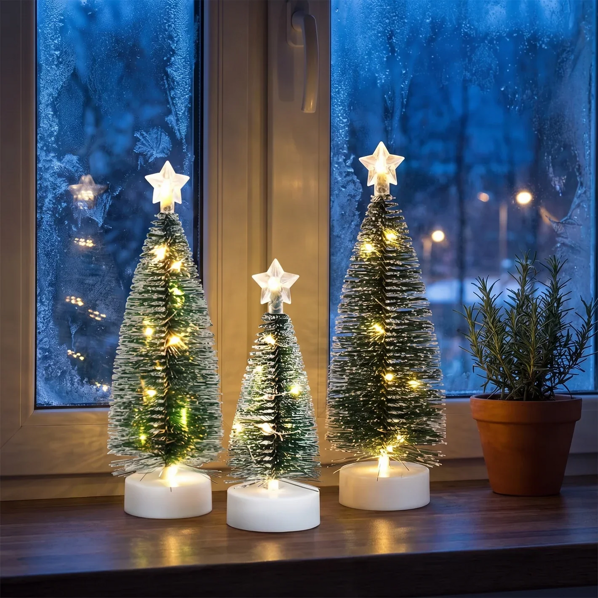 Silva tre små juletræer med varmhvidt lys