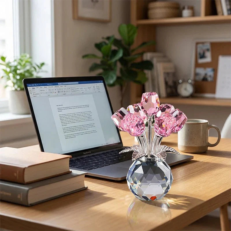Farverig krystalrose-samlefigur med vase