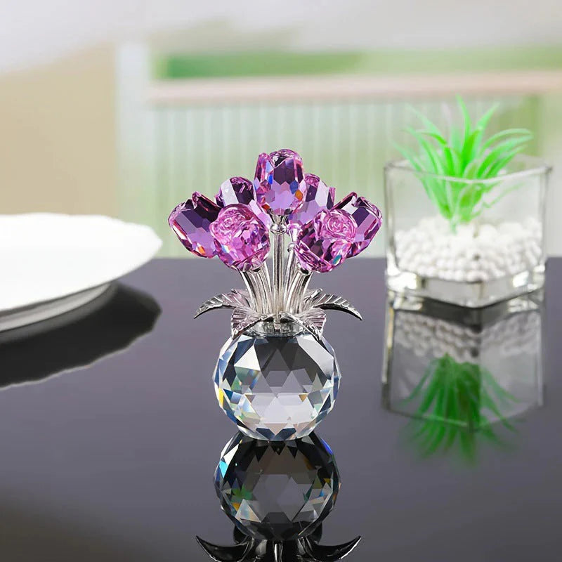Farverig krystalrose-samlefigur med vase